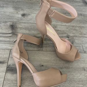 Dream Pairs Nude platform Stilettos. Size 9